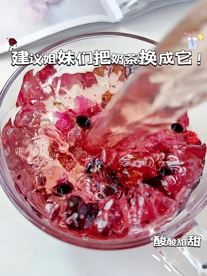 融合花果香，半冷的熱水邂逅酸澀果茶的清爽意境